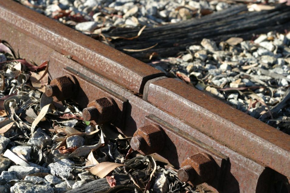 Public domain via https://www.burningwell.org/gallery2/v/Objects/dsc20051220_173257_119.jpg.html Rusty Rail